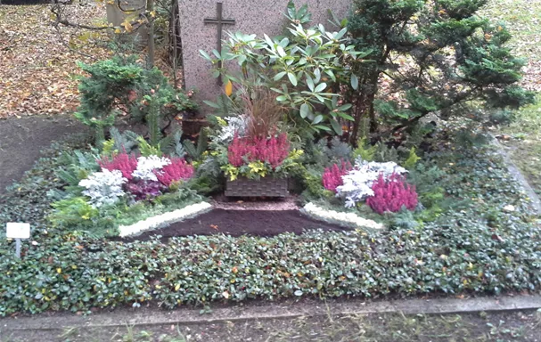 friedhofsbepflanzung_grabbepflanzung_friedhofsgaertnerei_grabneuanlagen_nuernberg_02.jpg