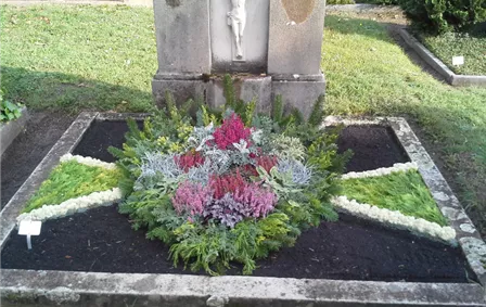 friedhofsbepflanzung_grabbepflanzung_friedhofsgaertnerei_grabneuanlagen_nuernberg_03.jpg